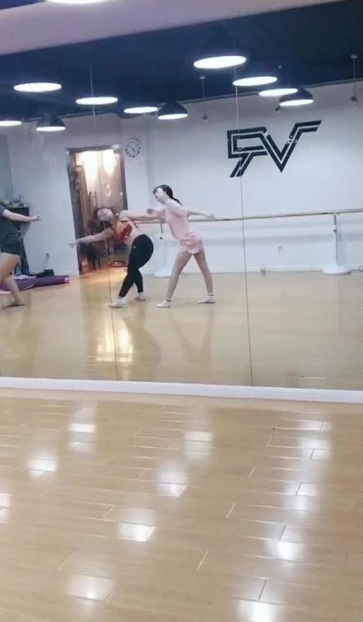 学校跳舞吃瓜视频,一起见证青春律动与欢乐瞬间