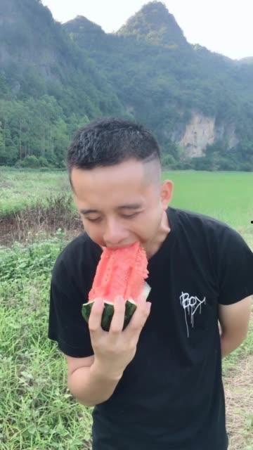 今天吃瓜吃的好爽你们呢,你呢？共享快乐时光