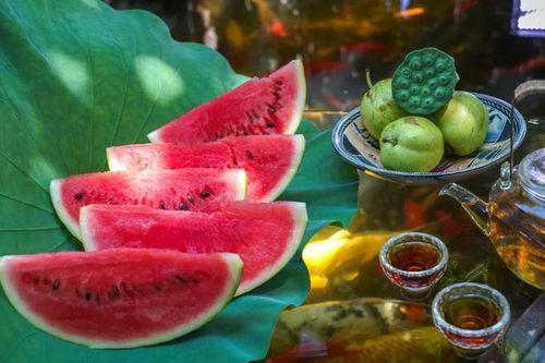 夏天吃瓜玩水视频,吃瓜玩水欢乐时光