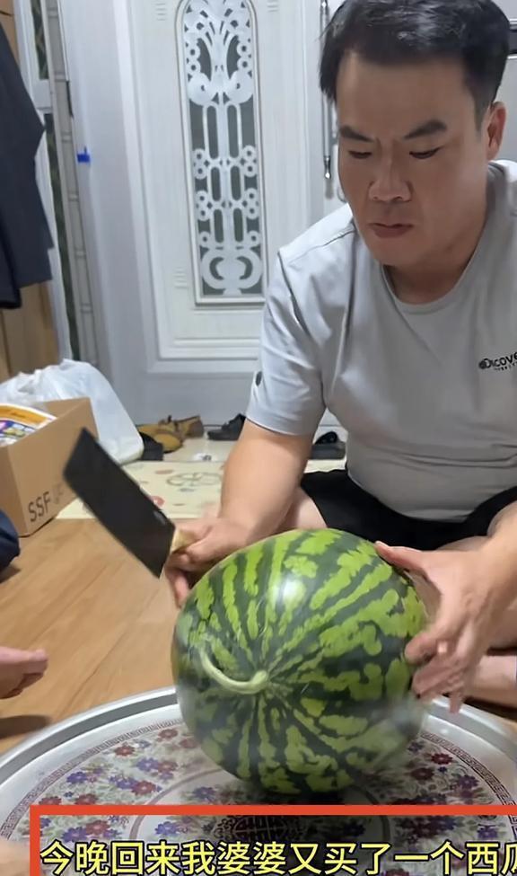 播放吃瓜视频,跟随镜头揭秘吃瓜视频背后的趣味世界