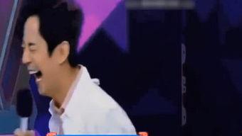 中分男子雨中吃瓜,中分男子独享夏日清凉时光